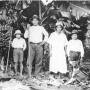 Japanese immigrant family in Brazil c1930. Image by Museu Hist&amp;Atilde;&amp;sup3;rico da Imigra&amp;Atilde;&amp;sect;&amp;Atilde;&amp;pound;o Japonesa, uploaded by Quissama [Public domain], via Wikimedia Commons